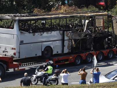 A truck carries a bus, that was damaged in a bomb blast on Wednesday, outside Burgas Airport, about 400km (248miles) east of Sofia July 19, 2012. Foto: Stoyan Nenov / Reuters
