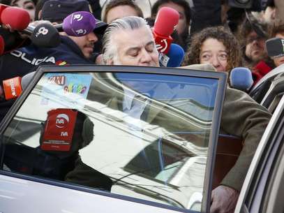 Luis Barcenas is surrounded by journalists as he gets into a taxi after leaving the anti-corruption prosecutor's office in Madrid February 6, 2013. Foto: Paul Hanna / Reuters