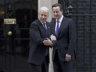 Britain's Prime Minister David Cameron (R) bids farewell to U.S. Vice President Joe Biden at Number 10 Downing Street in London February 5, 2013. Foto: Neil Hall / Reuters