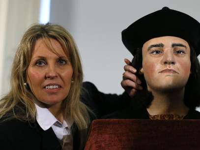 Philippa Langley, originator of the "Looking for Richard" project, poses with a facial reconstruction of King Richard III at a news conference in central London February 5, 2013. Foto: Andrew Winning / Reuters