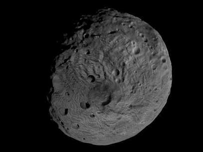 Un pequeño asteroide pasará la semana próxima más cerca de la Tierra que los satélites de televisión que orbitan el planeta, pero no hay posibilidad de que se produzca un impacto, dijo la NASA el jueves. En la imagen de archivo, el polo sur del asteroide gigante Vesta, difundida por la NASA en septiembre de 2011. Foto: NASA / Reuters