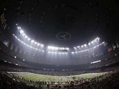 The Superdome is darkened during a power outage in the third quarter of the NFL Super Bowl XLVII football game in New Orleans, Louisiana, February 3, 2013. Foto: Jonathan Bachman / Reuters