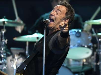 U.S. musician Bruce Springsteen performs with the E. Street Band during a tour to promote their latest album "Working on a Dream", at Zorrilla stadium in Valladolid August 1, 2009. Foto: Felix Ordonez / Reuters