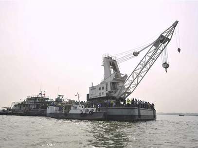 A rescue ferry is seen on the river Meghna after a ferry sank in Munshiganj February 8, 2013. A ferry carrying more than 50 people sank on Bangladesh's giant Meghna River on Friday after colliding with a sand barge and dozens were missing, officials said. About half the passengers managed to swim ashore and a search had been launched, said Mohammad Saiful Hassan Badal, administrator of Munshiganj district, where the accident happened. Foto: Khurshed Rinku / Reuters