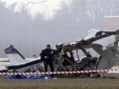 A police photographer inspects the scene of a tourist plane crash at Charleroi airport February 9, 2013. The small passenger plane crashed at Belgium's Charleroi airport on Saturday, killing five people and closing the international hub used by Ryanair and other low-cost carriers. Foto: Sebastien Pirlet / Reuters