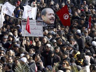 Tunisians hold a placard with an image of the late secular opposition leader Chokri Belaid during his funeral procession in the Jebel Jelloud district in Tunis February 8, 2013. Foto: Anis Mili / Reuters