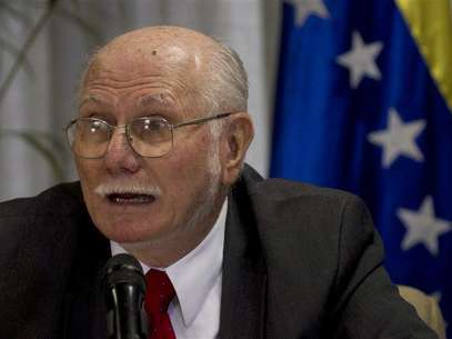 Venezuela's Finance Minister Jorge Giordani talks to the media during a news conference at the headquarters of the Central Bank in Caracas February 8, 2013. Venezuela on Friday devalued its bolivar currency in a widely expected move that will ease pressure on government finances after President Hugo Chavez's heavy campaign spending last year, but is likely to spur the OPEC nation's inflation. Foto: Carlos Garcia Rawlins / Reuters