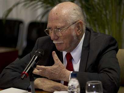 Venezuela's Finance Minister Jorge Giordani talks to the media during a news conference at the headquarters of the Central Bank in Caracas February 8, 2013. Venezuela on Friday devalued its bolivar currency in a widely expected move that will ease pressure on government finances after President Hugo Chavez's heavy campaign spending last year, but is likely to spur the OPEC nation's inflation. Foto: Carlos Garcia Rawlins / Reuters