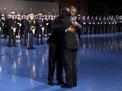 President Barack Obama hugs Defense Secretary Leon Panetta during the Armed Forces Farewell Tribute to Panetta at Joint Base Myer-Henderson in Washington February 8, 2013. Foto: Kevin Lamarque / Reuters