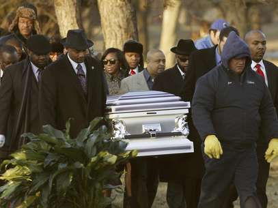 Los restos de Hadiya Pendleton son llevados el sábado 9 de febrero de 2013 al cementerio Cedar Park en el suburbio de Calumet Park en el estado de Illinois. Pendleton, que tenía 15 años, fue muerta el 29 de enero cuando junto con amigos se cubría de la lluvia en un parque y un hombre les disparó. El homicidio incidió en el debate sobre la violencia de las armas en Estados Unidos.  Foto: Charles Rex Arbogast / AP