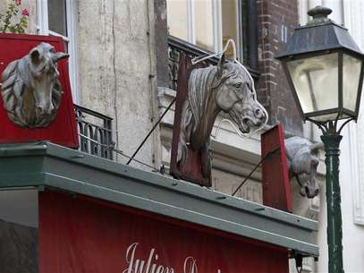 Metal horse heads are seen above a closed horsemeat butcher shop in Paris January 16, 2013. Foto: Charles Platiau (FRANCE - Tags: BUSINESS) - RTR3CJ43 / Reuters