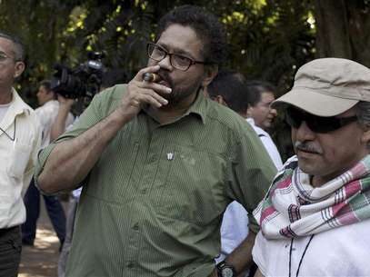 Revolutionary Armed Forces of Colombia's (FARC) lead negotiator Ivan Marquez smokes a Cohiba cigar next to FARC negotiator Jesus Santrich (R) after a conference in Havana February 10, 2013. Colombia and the Marxist FARC rebels said on Sunday their talks aimed at ending half a century of conflict are picking up pace and making progress towards an agreement on land reform, a key point in the peace process. Speaking as they ended their latest round of negotiations in the Cuban capital, they signalled that public acrimony they had displayed in recent weeks did not represent what was happening behind closed doors. Rodrigo Granda, a senior leader of the FARC, said the discussions were moving ahead on the “right track” and “at the speed of a bullet train.” Foto: Enrique De La Osa (CUBA - Tags: POLITICS CIVIL UNREST) / Reuters