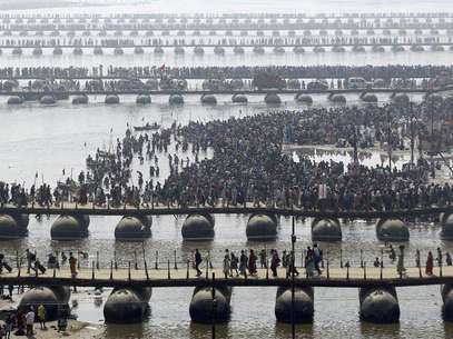 Hindu devotees cross the river Ganges on pontoon bridges after bathing in the waters at Sangam - the confluence of the Ganges, Yamuna and mythical Saraswati rivers - after the second "Shahi Snan" (grand bath), during the ongoing "Kumbh Mela" or Pitcher Festival in the northern Indian city of Allahabad February 10, 2013. Foto: Jitendra Prakash / Reuters