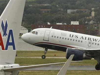 A US airways plane takes off behind an American Airlines jet at Ronald Reagan National Airport in Washington April 23, 2012. Foto: Kevin Lamarque / Reuters