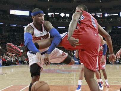 New York Knicks forward Carmelo Anthony (7) tries to pass against Los Angeles Clippers center DeAndre Jordan (6) in the first quarter of their NBA basketball game at Madison Square Garden in New York, February 10, 2013. Foto: Ray Stubblebine (UNITED STATES - Tags: SPORT BASKETBALL) / Reuters