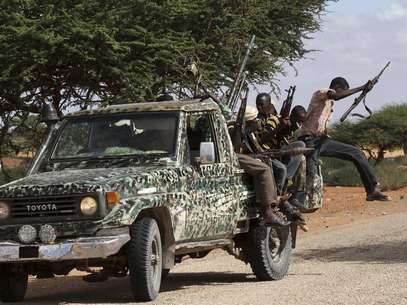 Fighters from the moderate Ahlu Sunna forces arrive at a road checkpoint outside Mareergur town, 30 km (19 miles) to the north of Dhusamareeb, in central Somalia December 17, 2012. Foto: Feisal Omar / Reuters