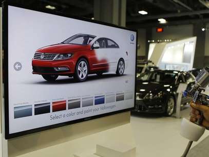 A unique Volkswagen consumer interactive display that allows potential buyers to spray paint different models in different colors is seen at the Washington Auto show February 6, 2013. Foto: Gary Cameron / Reuters