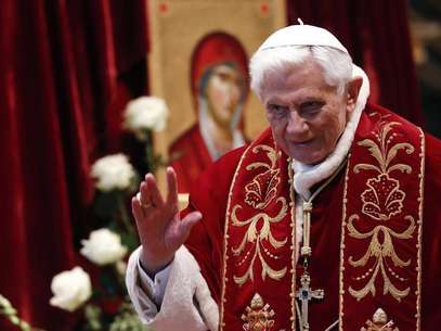 Pope Benedict XVI waves during a mass conducted by Cardinal Tarcisio Bertone, for the 900th anniversary of the Order of the Knights of Malta at the St. Peter Basilica in Vatican February 9, 2013. Foto: Alessandro Bianchi / Reuters