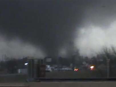 A tornado is pictured near Hattiesburg, Mississippi in this still image from a video shot by Rynal Grant February 10, 2013. The tornado, which touched down at approximately 1730 local time, was reported to have injured three people and caused damage to the nearby campus of the University of Southern Mississippi. Foto: Rynal Grant / Reuters