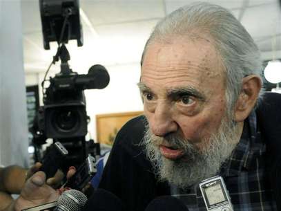 Former Cuban leader Fidel Castro speaks to reporters at a polling station in Havana February 3, 2013. Foto: AIN FOTO / Reuters
