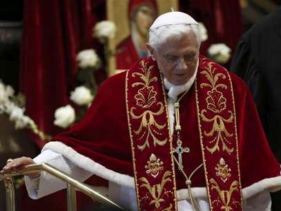 Pope Benedict XVI leaves at the end of a mass at the St. Peter's Basilica in the Vatican February 9, 2013. Foto:  Alessandro Bianchi / Reuters
