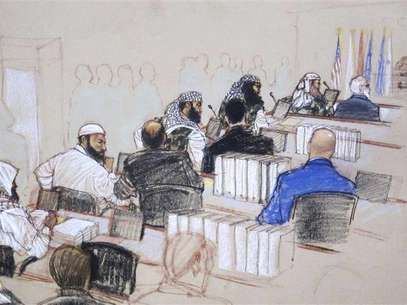 In this Pentagon-approved courtroom sketch, alleged 9/11 mastermind Khalid Sheikh Mohammad (L) confers with defense attorney Army Captain Jason Wright, after hearings convened for the day at the Guantanamo Bay U.S. Naval Base in Cuba February 11, 2013. Foto: MANDATORY CREDIT:Janet Hamlin / Reuters