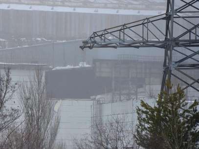 A view shows a partially damaged exterior construction of the engine room of unit number 4 of the Chernobyl Nuclear Power Plant February 13, 2013. Foto: Stringer / Reuters