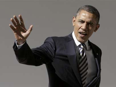 U.S. President Barack Obama waves to reporters as he walks through the colonnade of the White House in Washington February 12, 2013. Foto: Yuri Gripas / Reuters