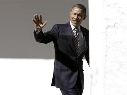 U.S. President Barack Obama waves to reporters as he walks through the colonnade of the White House in Washington February 12, 2013. Foto: Yuri Gripas / Reuters