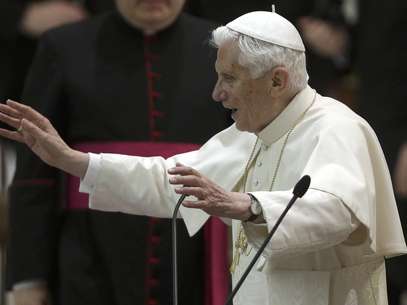 El papa Benedicto XVI imparte su bendición en el Vaticano el 14 de febrero del 2013. Por segundo día, Benedicto envió un mensaje a su sucesor y a los cardenales que lo elegirán sobre la dirección que debe seguir la Iglesia católica después de su retiro. Aunque estas declaraciones fueron claramente consideradas el canto del cisne de Benedicto antes de retirarse, la influencia que seguirá ejerciendo en el futuro es objeto de intenso debate  Foto: Alessandra Tarantino / AP