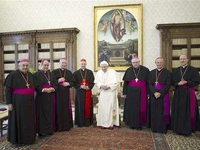 Pope Benedict XVI poses with Italian cardinal Angelo Bagnasco (4th L) and bishops from the Liguria region during a meeting at the Vatican February 15, 2013. Foto: Osservatore Romano / Reuters