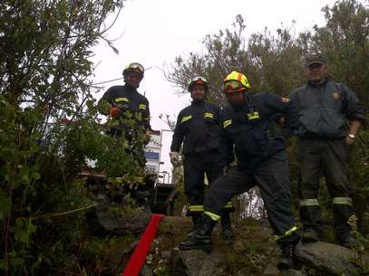 Julio Pacheco (izquierda) junto a sus compañeros de la 14 compañía de Bomberos de Valparaíso. Foto: Gentileza