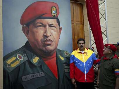 A supporter of Venezuelan President Hugo Chavez holds a copy of a photograph of Chavez released by the Ministry of Information, during a gathering at Plaza Bolivar in Caracas February 15, 2013. Foto: Carlos Garcia Rawlins / Reuters