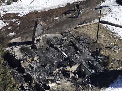 Authorities stand at the site of a burnt out cabin near Angelus Oaks, California February 13, 2013, where police believe they engaged in a shootout with fugitive former Los Angeles police officer Christopher Dorner on Tuesday. Foto: Gene Blevins / Reuters