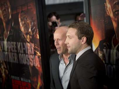 Cast members Jai Courtney (R) and Bruce Willis meet with fans to celebrate the opening of their new film "A Good Day To Die Hard" in New York February 13, 2013. Foto: Andrew Kelly / Reuters