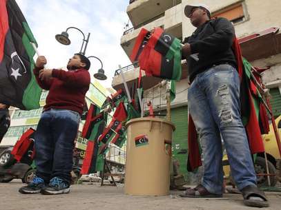 People wave Libyan flags during celebrations commemorating the second anniversary of the country's February 17 revolution, at Martyrs' Square in Tripoli February 17, 2013. Foto: Ismail Zitouny / Reuters
