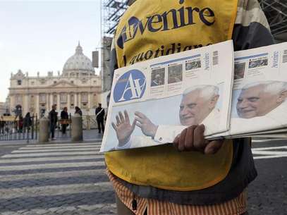 A newspaper seller shows newspapers with photographs of Pope Benedict XVI outside the Vatican February 17, 2013. Thousands of people are expected to gather in St. Peter's Square for Pope Benedict's Sunday Angelus prayer. Foto: Alessandro Bianchi / Reuters