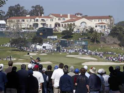 John Merrick of the U.S. tees off on the ninth hole with the clubhouse above the ninth green during the final round of the Northern Trust Open golf tournament at Riviera Country Club in Los Angeles February 17, 2013. Foto: Danny Moloshok / Reuters