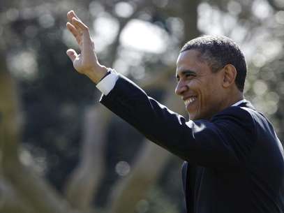 U.S. President Barack Obama waves to visitors as he departs for travel to Chicago and, eventually, a Presidents Day weekend visit in Florida, from the White House in Washington, February 15, 2013. Foto: Jonathan Ernst / Reuters