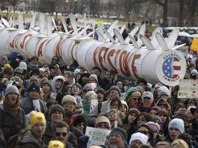 Demonstrators carry a replica of a pipeline during a march against the Keystone XL pipeline in Washington, February 17, 2013. Foto: Richard Clement / Reuters