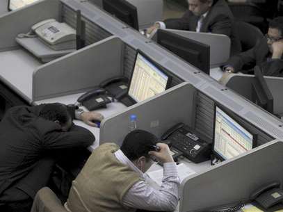 Traders work at the Egyptian stock exchange in Cairo January 22, 2013. Foto: Mohamed Abd El Ghany (EGYPT - Tags: BUSINESS) - RTR3CSL5 / Reuters