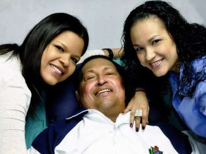 Venezuela's President Hugo Chavez smiles in between his daughters, Rosa Virginia (R) and Maria while recovering from cancer surgery in Havana in this photograph released by the Ministry of Information on February 15, 2013. Foto: Ministry of Information / Reuters