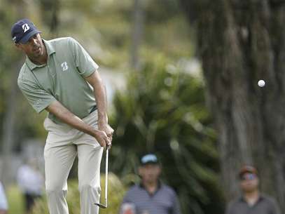 John Merrick of the U.S. tees off on the second hole during the final round of the Northern Trust Open golf tournament at Riviera Country Club in Los Angeles February 17, 2013. Foto: Danny Moloshok / Reuters