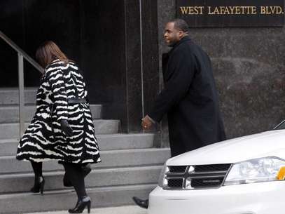 Former Detroit Mayor Kwame Kilpatrick and his wife Carlita enter the federal court house following a break in the closing arguments of his federal corruption trial in downtown Detroit, Michigan February 12, 2013. Foto:  Rebecca Cook / Reuters