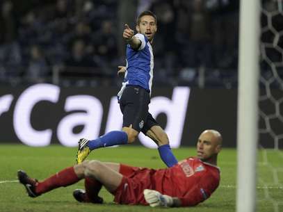 El jugador del Porto, Joao Moutinho, festeja un gol contra el Málaga en la Liga de Campeones el martes, 19 de febrero de 2013, en Porto, Portugal.  Foto: Paulo Duarte / AP