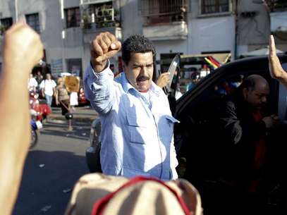 Venezuela's Vice President Nicolas Maduro greets supporters outside the military hospital after visiting President Hugo Chavez in Caracas February 18, 2013. Foto: Jorge Silva / Reuters