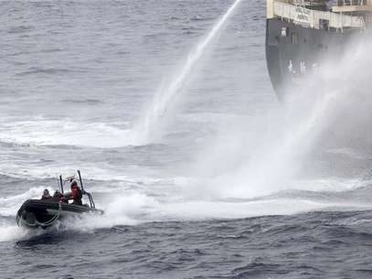 Japanese research vessel Nisshin Maru fires water cannons at the Sea Shepherd Delta boat in Mackenzie Bay, Antarctica in this handout picture taken on February 19, 2013 by Sea Shepherd Australia. Foto: Eliza Muirhead - Sea Shepherd Australia / Reuters