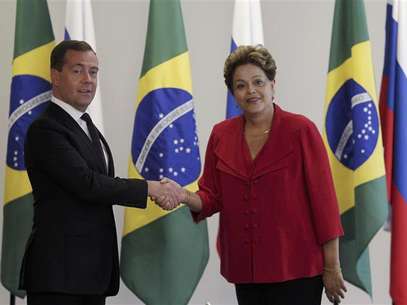Brazil's President Dilma Rousseff (R) shakes hands with Russian Prime Minister Dmitry Medvedev during a meeting at the Planalto Palace in Brasilia February 20, 2013. Foto: Ueslei Marcelino / Reuters