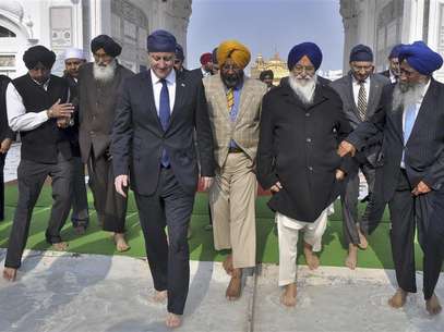 Britain's Prime Minister David Cameron (4th R) walks inside the premises of the holy Sikh shrine of Golden temple in the northern Indian city of Amritsar February 20, 2013. Foto: Munish Sharma / Reuters