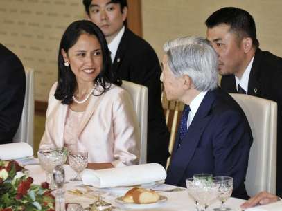 Peruvian presidential candidate Ollanta Humala poses during breakfast with his daughters Nayra (L) and Illaryi (bottom R), his wife Nadine Heredia, and his baby Samin, before going to vote in the runoff presidential election, in Lima in this June 5, 2011 file photo. Heredia's prominent role, which includes serving as a de facto spokeswoman for the government in public and weighing in on a range of policy issues behind the scenes, has made her more popular than Humala - so popular that she is widely viewed as his potential successor. The first lady is arguably the party's only viable candidate after Humala. She could become Peru's first female president if an anti-nepotism rule were struck down to allow her to run for office in 2016. Foto: Mariana Bazo / Reuters